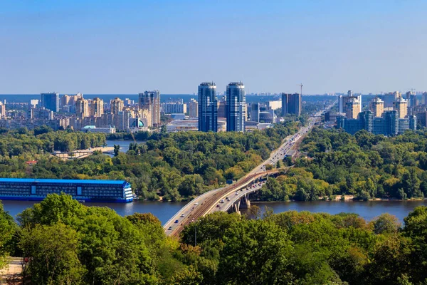 キエフ ウクライナのメトロブリッジとドニエプル川の空中ビュー キエフの街並み — ストック写真