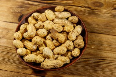 Tahta bir masada fıstık ezmesi.