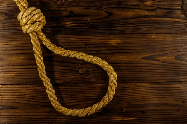 木製の背景にロープの致命的なループ 自殺の概念 — ストック写真