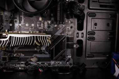 Yeni bilgisayar sistemi ünitesini içeriden kapat