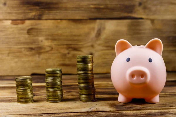 Banco Piggy Rosa Pilhas Moedas Fundo Madeira Conceito Poupança Dinheiro — Fotografia de Stock