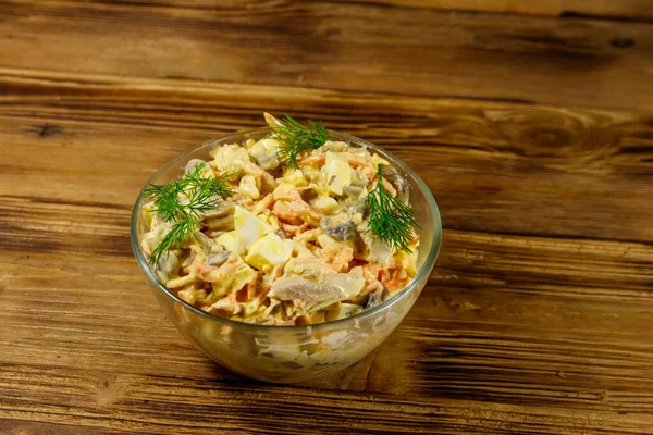 Salată Gustoasă Piept Pui Ciuperci Prăjite Morcovi Brânză Rasă Ouă — Fotografie, imagine de stoc
