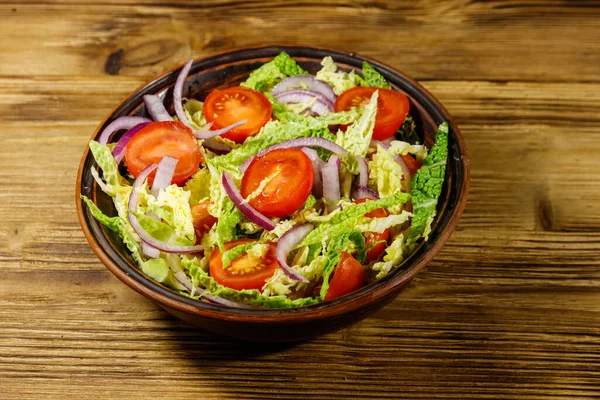 木製のテーブルの上にサヴォイキャベツ チェリートマト 赤玉ねぎとオリーブオイルと健康的なサラダ — ストック写真