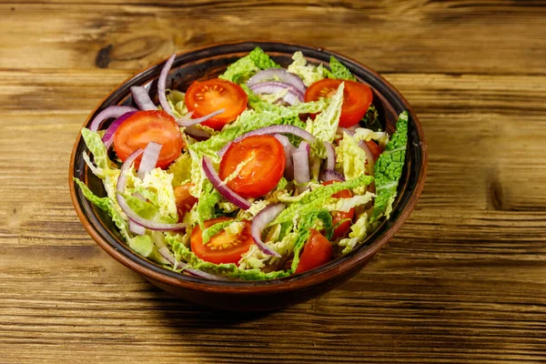 Insalata Sana Con Verza Pomodoro Ciliegia Cipolla Rossa Olio Oliva — Foto Stock