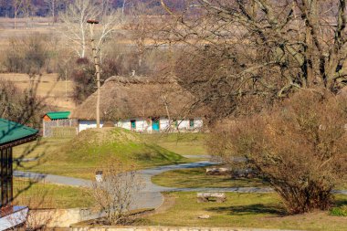 Ukrayna 'nın Çerkasya bölgesindeki Subotiv köyündeki antik Ukrayna kırsal evi.
