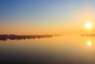 Kremenchug, Ukrayna 'da gündoğumunda Dinyeper nehrinin manzarası