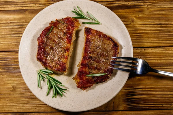 Steaks Porc Grillés Romarin Sur Table Bois Vue Dessus — Photo