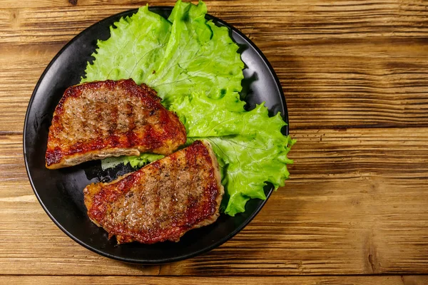 Steaks Porc Grillés Avec Des Feuilles Laitue Sur Une Table — Photo