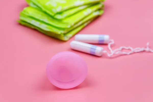 Damenbinden Tampons Und Menstruationstasse Auf Rosa Hintergrund Konzept Kritischer Tage — Stockfoto
