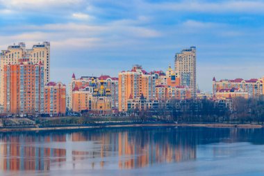 Dinyeper Nehri 'nin Obolon seti manzarası ve Ukrayna' nın Kiev şehrinde İsa 'nın Doğuşu kilisesi.