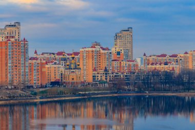 Dinyeper Nehri 'nin Obolon seti manzarası ve Ukrayna' nın Kiev şehrinde İsa 'nın Doğuşu kilisesi.