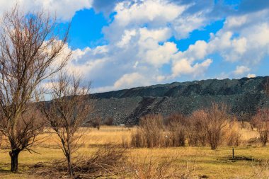 Demir cevheri yığınlarının manzarası. Madencilik endüstrisi