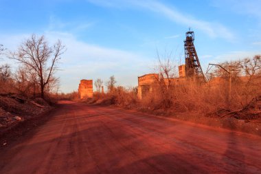 Ukrayna 'nın Kryvyi Rih kentindeki demir cevheri yakınlarında demir cevheri ile kirletilmiş kırmızı toprak yol