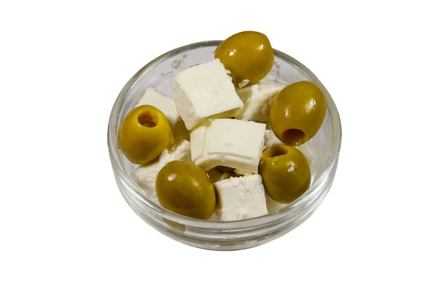 Beyaz Arka Planda Izole Edilmiş Yeşil Zeytinli Feta Peyniri Küpleri — Stok fotoğraf