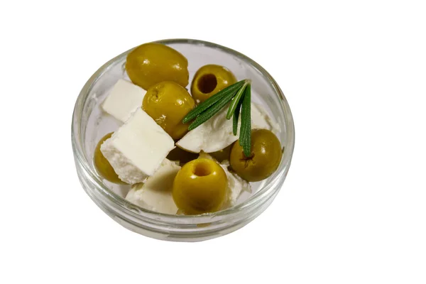 Yeşil Zeytinli Feta Peyniri Küpleri Beyaz Arka Planda Izole Edilmiş — Stok fotoğraf