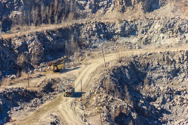 作業ダンプトラックやショベルと巨大な花崗岩採石場 — ストック写真
