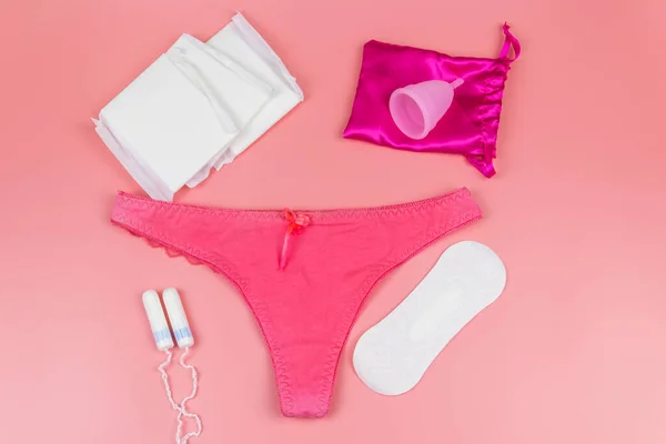 Calcinhas Femininas Com Copos Menstruais Absorventes Higiênicos Tampões Fundo Rosa — Fotografia de Stock