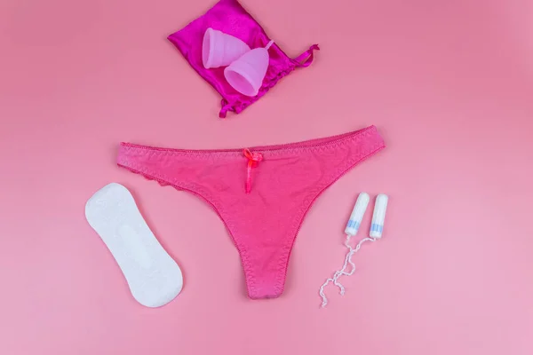 Damenhöschen Mit Menstruationstassen Damenbinden Und Tampons Auf Pastellrosa Hintergrund Ansicht — Stockfoto