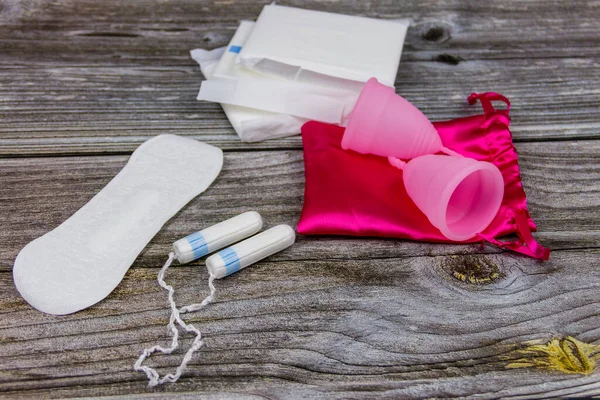 Almofada Sanitária Tampões Copo Menstrual Fundo Madeira Conceito Dias Críticos — Fotografia de Stock