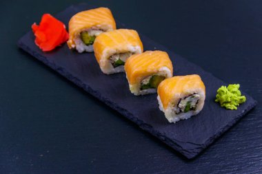 Suşi Philadelphia 'yı siyah bir levhada yuvarlıyor