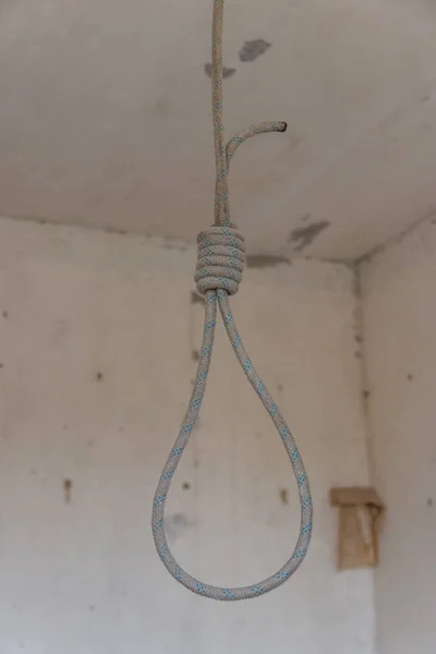 Θανατηφόρος Βρόχος Κρέμεται Από Ταβάνι Εγκαταλελειμμένο Διαμέρισμα Έννοια Της Αυτοκτονίας — Φωτογραφία Αρχείου