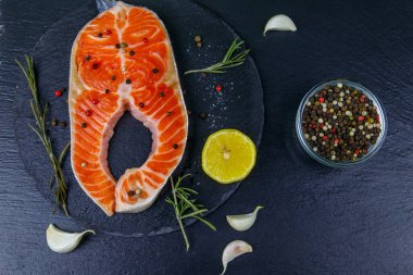 Siyah tahtada baharatlı çiğ somon bifteği. Üst görünüm
