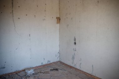 Terk edilmiş eski dairenin içinde.