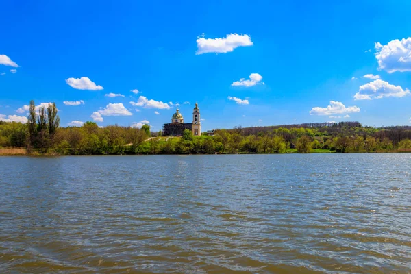 Vue Sur Magnifique Lac Vieille Église Orthodoxe Sur Rivage — Photo