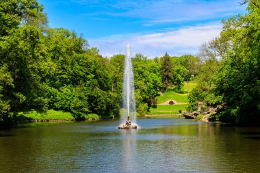 Uman, Ukrayna 'daki Sofiyivka Parkı' nda Yılan Çeşmesi ile bir göl manzarası