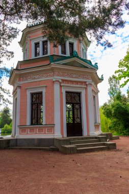 Uman, Ukrayna 'daki Sofiyivka parkındaki Anti-Kirke Adası' ndaki Pembe Pavyon.