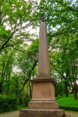 Uman, Ukrayna 'daki Sofiyivka parkında Obelisk 