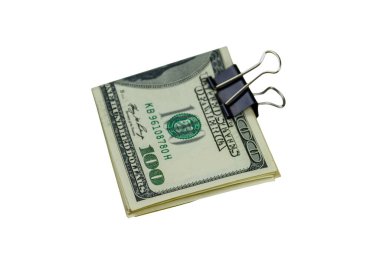 Beyaz arka planda izole edilmiş 100 dolarlık Amerikan banknotları.