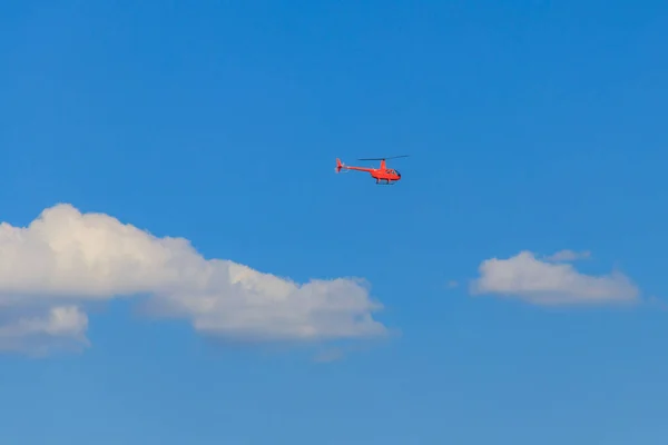 Hélicoptère Volant Orange Dans Ciel Bleu — Photo