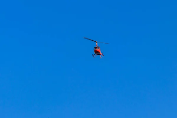 Летит Оранжевый Вертолет Голубом Небе — стоковое фото