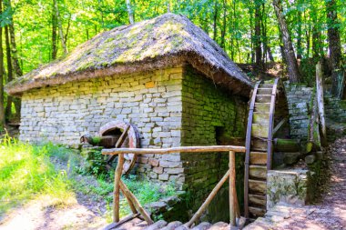 Ukrayna, Kiev yakınlarındaki Pyrohiv (Pirogovo) köyünde eski bir su değirmeni