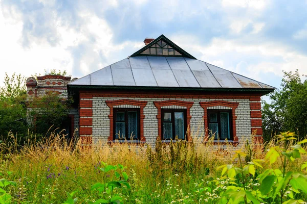 Kleines Backsteinhaus Ukrainischen Dorf — Stockfoto