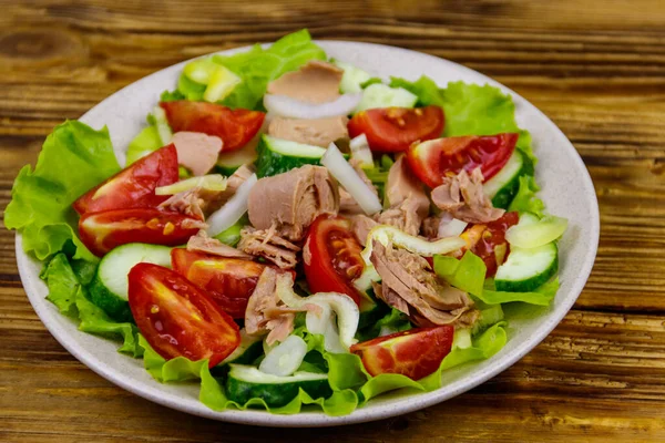 Leckerer Thunfischsalat Mit Salat Und Frischem Gemüse Auf Holztisch — Stockfoto