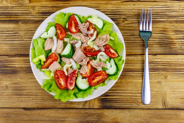 Leckerer Thunfischsalat Mit Salat Und Frischem Gemüse Auf Einem Holztisch — Stockfoto