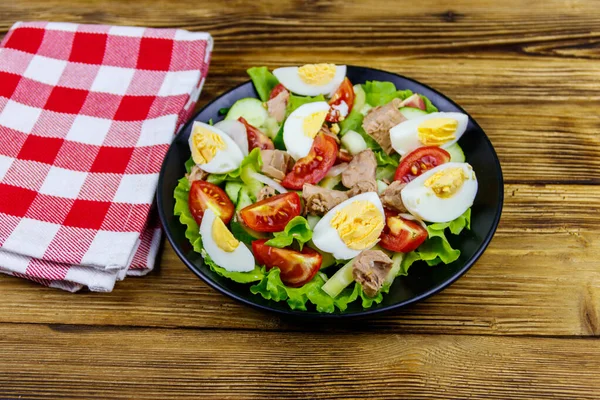 Leckerer Thunfischsalat Mit Eiern Salat Und Frischem Gemüse Auf Holztisch — Stockfoto