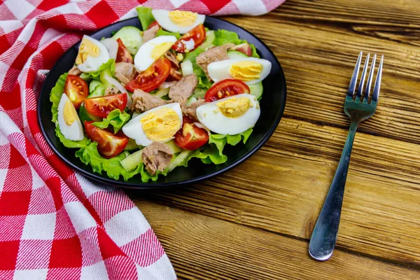 Leckerer Thunfischsalat Mit Eiern Salat Und Frischem Gemüse Auf Holztisch — Stockfoto