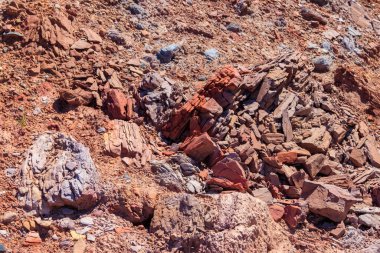 Taşların arka planı demir cevheri mineralleriyle dolu.