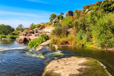 Ukrayna 'nın Dnipropetrovsk bölgesindeki Kamenka nehri üzerindeki Tokovsky şelalelerinin manzarası