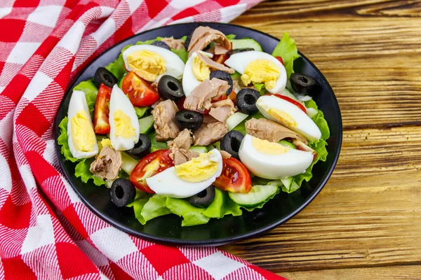 Tasty Tuna Salad Lettuce Black Olives Eggs Fresh Vegetables Wooden — Stock Photo, Image