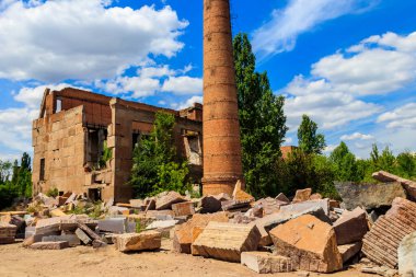 Eski terk edilmiş fabrikanın kalıntıları.