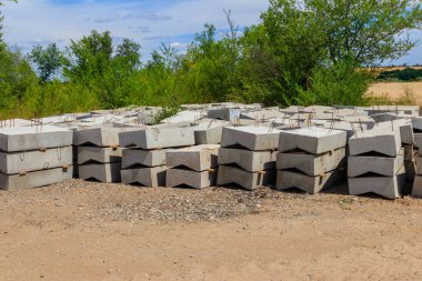 Yol yapımı için yeni beton kaldırımlar