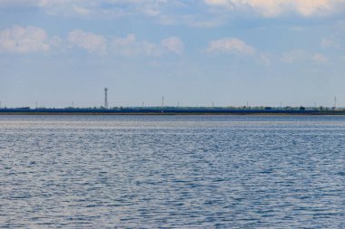 Gölün kıyısındaki güneş enerjisi istasyonu. Yenilenebilir enerji