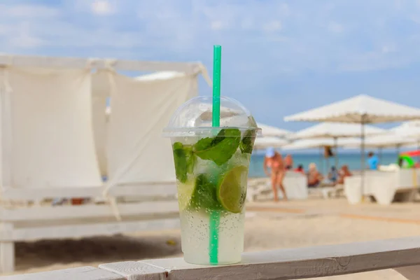 Verse Mojito Cocktail Een Tafel Een Achtergrond Van Tropische Strand — Stockfoto