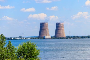 Enerhodar, Ukrayna 'daki Zaporizhia Nükleer Santralinin soğutma kuleleri