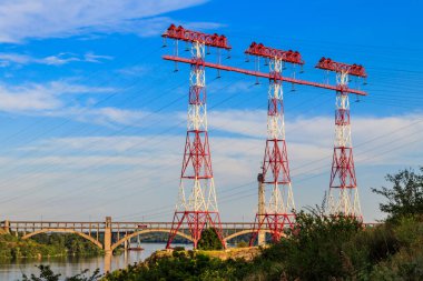 Ukrayna, Zaporizhia 'daki Khorytsia adasındaki Dinyeper nehri boyunca yüksek voltajlı elektrik hattı.