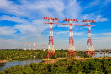 Ukrayna, Zaporizhia 'daki Khorytsia adasındaki Dinyeper nehri boyunca yüksek voltajlı elektrik hattı.